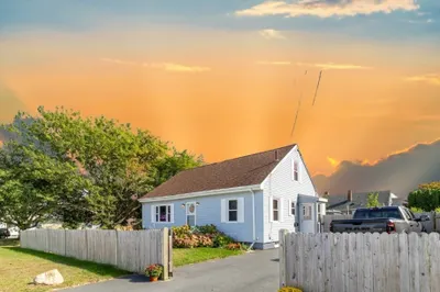 22 Aquidneck St 1
