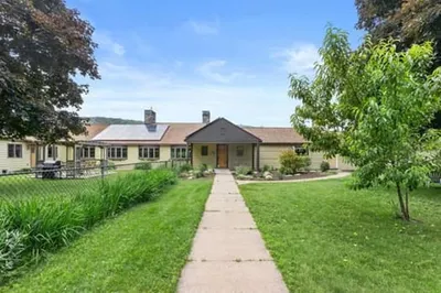 25 Library Ln S 1