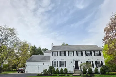 61 Eisenhower Cir 1