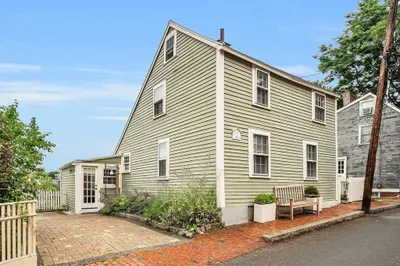 16 River St