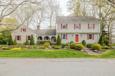 146 Colonial Dr 1