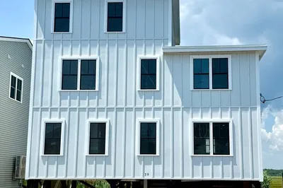 79 North End Blvd