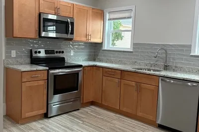8 Agassiz Ave #8