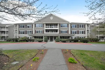 34 Meeting House Ln #102