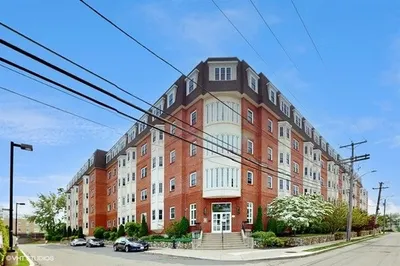 120 Wyllis Ave #221 1