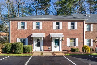 32 Edward Dr #32