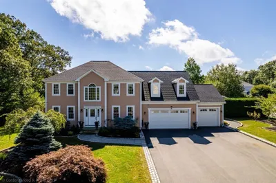 2 Spinnaker Ln