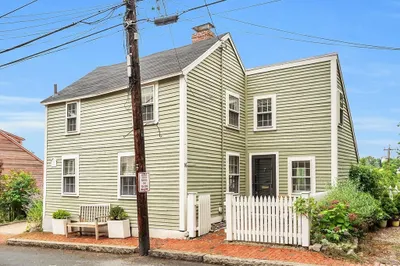 16 River St
