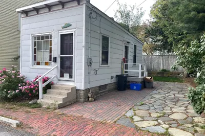 42 Front St