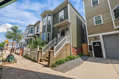 589 Saratoga St 1
