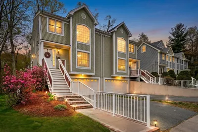 58-60 Tanglewood Rd #58 1