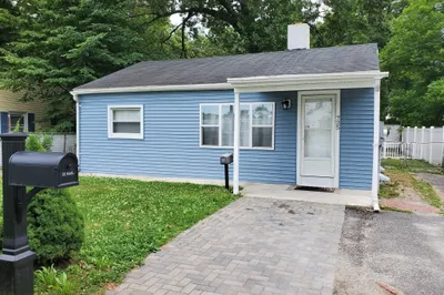 725 Bay St 1