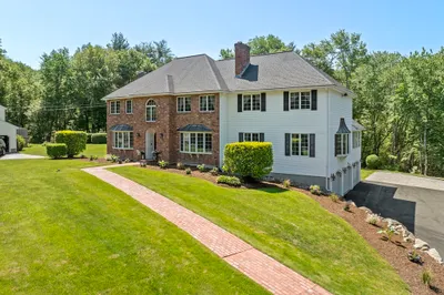 64 Whitewood Rd 1