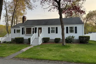 16 Leslie Ave 1
