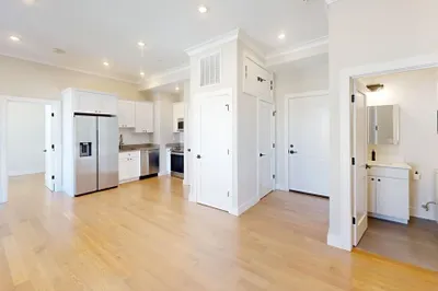 16-18 Highgate St #202 1