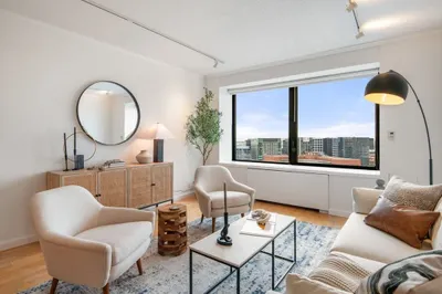 85 E India Row #27D