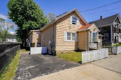 686 Charles St