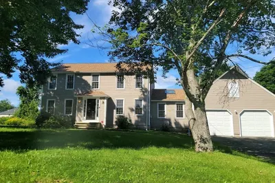 40 Surrey Ln