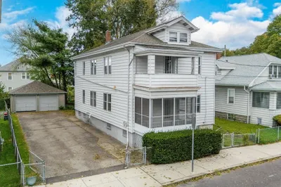 100 Weetamoe St 1