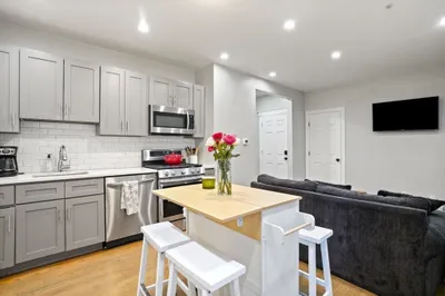 17 Howes St #1