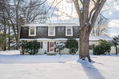 51 Wellesley Dr 1