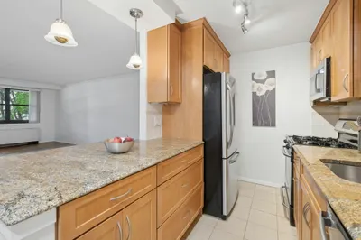 9 Hawthorne Pl #2J 1