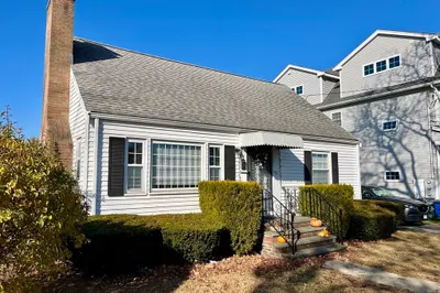 32 River St