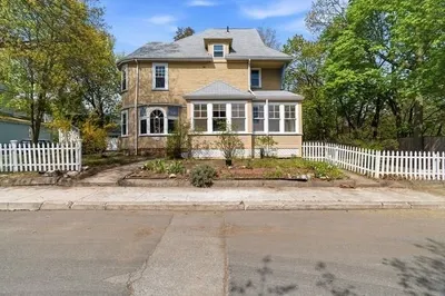 10 Oak Bluff St 1