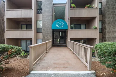 10 Shrewsbury Green Dr #I 1