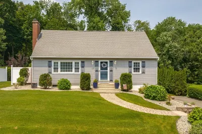 81 Laurence Dr 1
