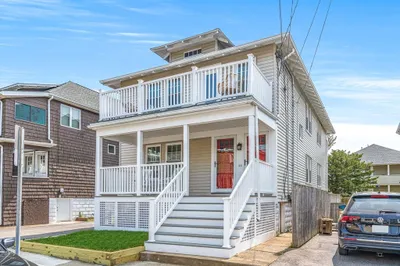 44-46 Woods Ave #44 1