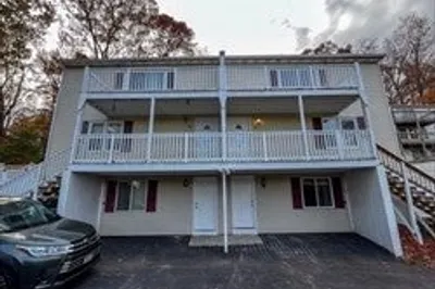 3 Swan Ave #B 1