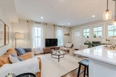 52r River St #4 1