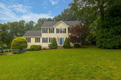 6 Strawberry Knoll Dr
