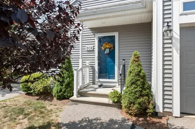 202 Village Ln #202