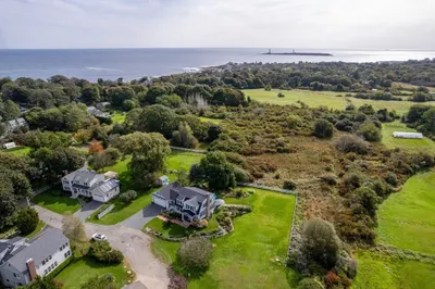 8 Brooks Rd