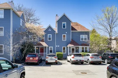 17 Bolton St #17