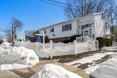 121 Leighton Rd
