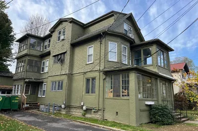 21 Leslie St 1