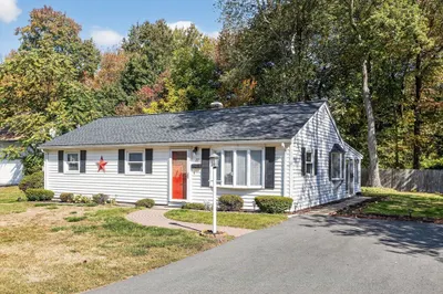 22 Ledgewood Dr