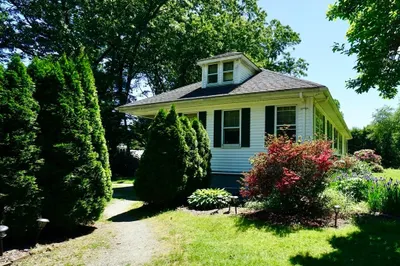 1537 Main St 1