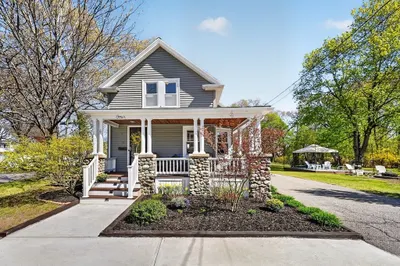 4 Lakeside Drive