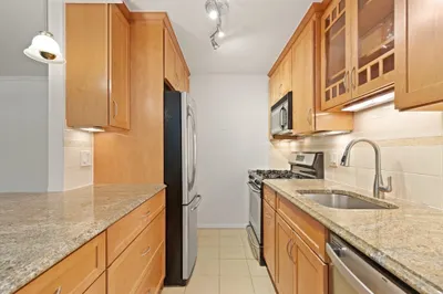 9 Hawthorne Place #2J 1