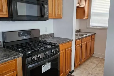 8 Astoria St #2 1