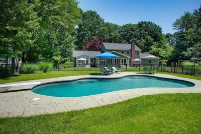 32 Brentwood Rd 1
