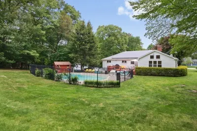 87 Whitewood Road 1