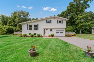 8 John Robinson Rd