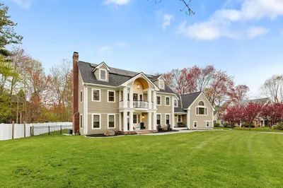 4 Fairway Dr 1