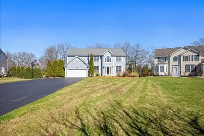 16 Blackstone Ln