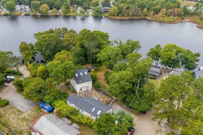 6 Agawam Dr